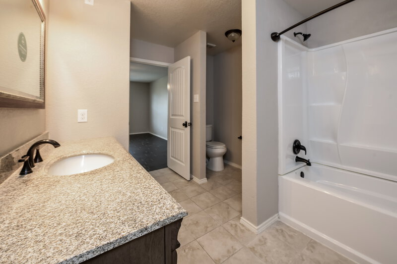 2,405/Mo, 7508 Lake Vista Way Fort Worth, TX 76179 Main Bathroom View 2