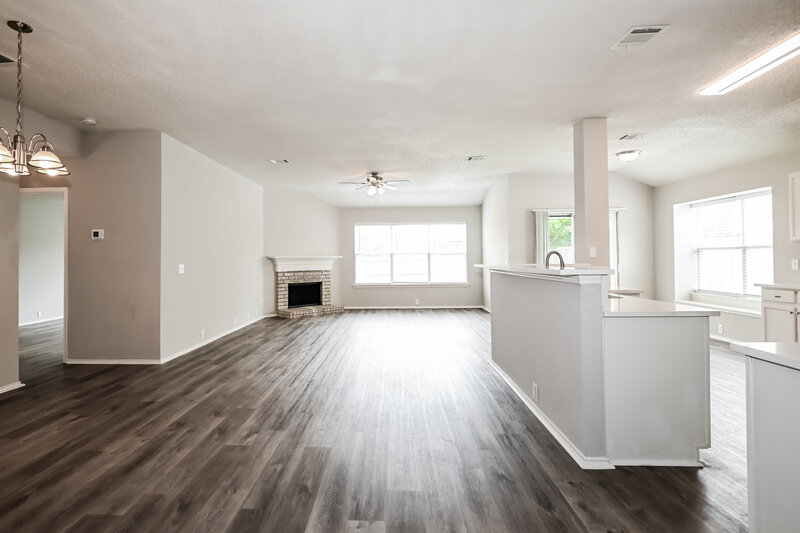 2,315/Mo, 6730 Meadowcrest Dr Arlington, TX 76002 Living Room View