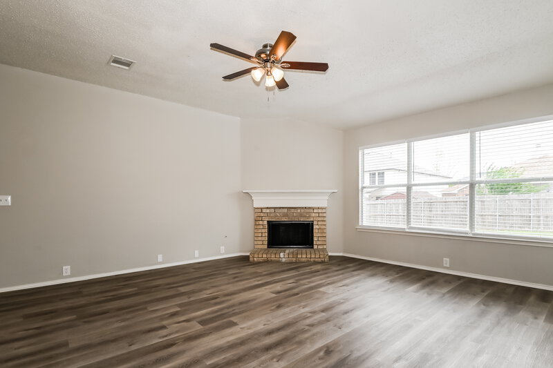 2,315/Mo, 6730 Meadowcrest Dr Arlington, TX 76002 Living Room View 2