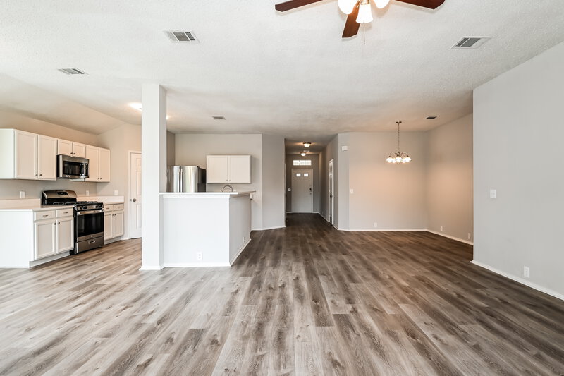 2,315/Mo, 6730 Meadowcrest Dr Arlington, TX 76002 Living Room View 3