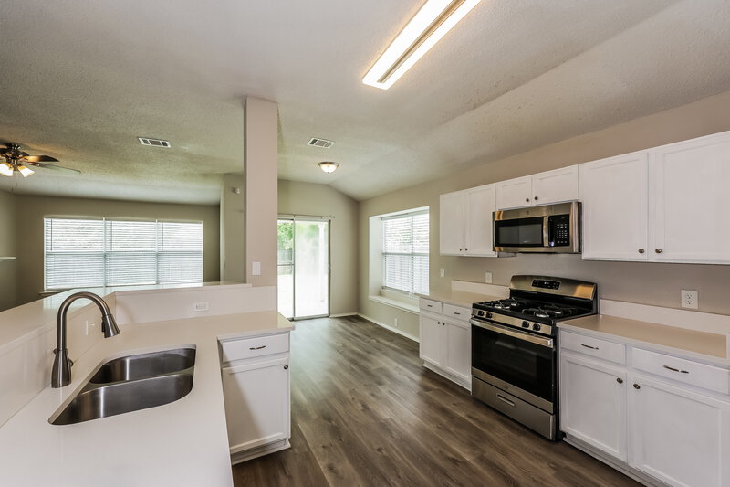 2,395/Mo, 6730 Meadowcrest Dr Arlington, TX 76002 Kitchen View