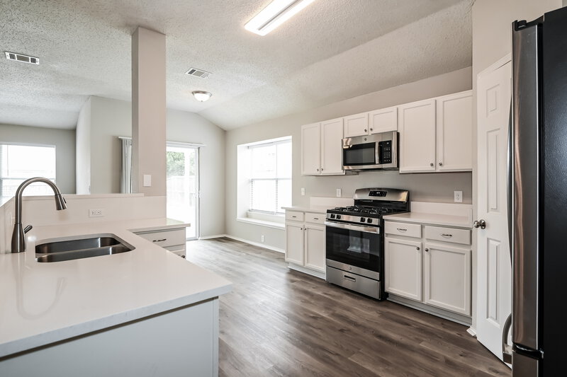 2,315/Mo, 6730 Meadowcrest Dr Arlington, TX 76002 Kitchen View