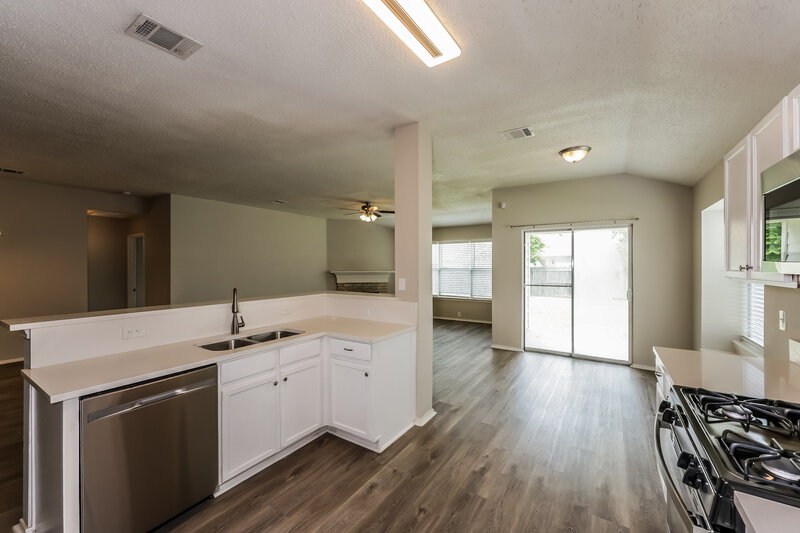 2,395/Mo, 6730 Meadowcrest Dr Arlington, TX 76002 Kitchen View 2