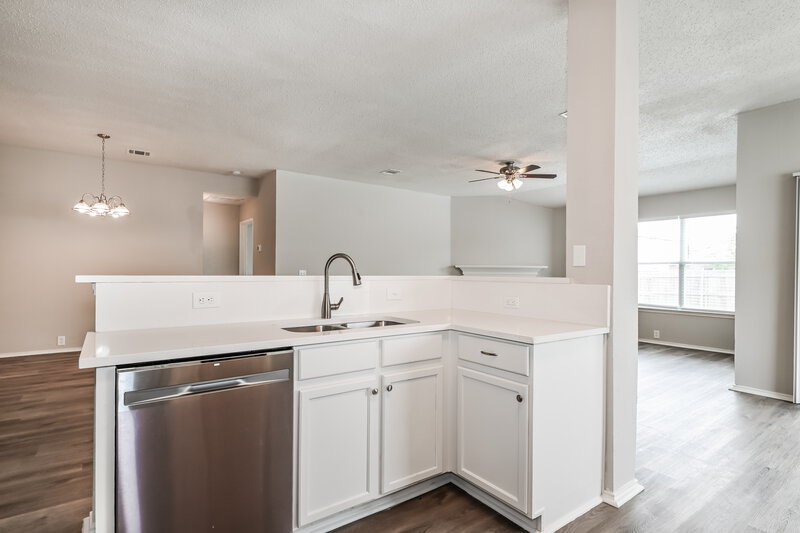 2,315/Mo, 6730 Meadowcrest Dr Arlington, TX 76002 Kitchen View 2