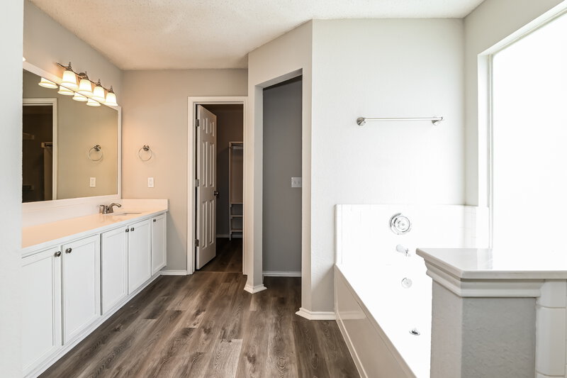 2,315/Mo, 6730 Meadowcrest Dr Arlington, TX 76002 Main Bathroom View