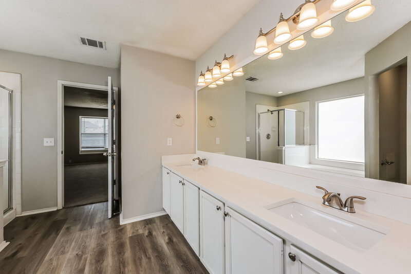 2,395/Mo, 6730 Meadowcrest Dr Arlington, TX 76002 Main Bathroom View