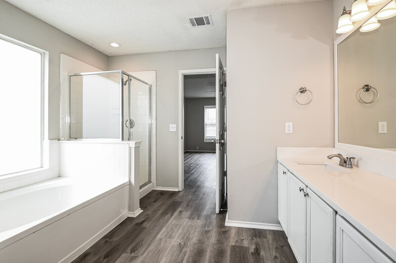 2,315/Mo, 6730 Meadowcrest Dr Arlington, TX 76002 Main Bathroom View 2