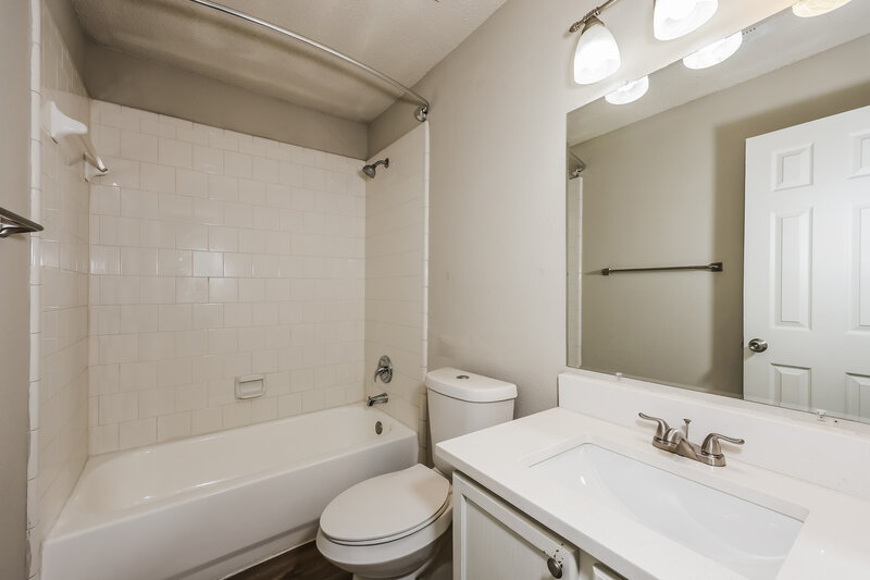 2,395/Mo, 6730 Meadowcrest Dr Arlington, TX 76002 Bathroom View
