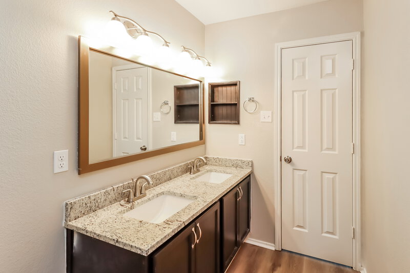 2,070/Mo, 209 Crescent Ridge Dr Fort Worth, TX 76140 Main Bathroom View