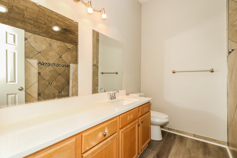 0/Mo, 228 Heritage Dr Crowley, TX 76036 Main Bathroom View