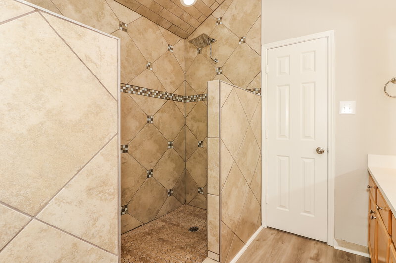 0/Mo, 228 Heritage Dr Crowley, TX 76036 Main Bathroom View 2