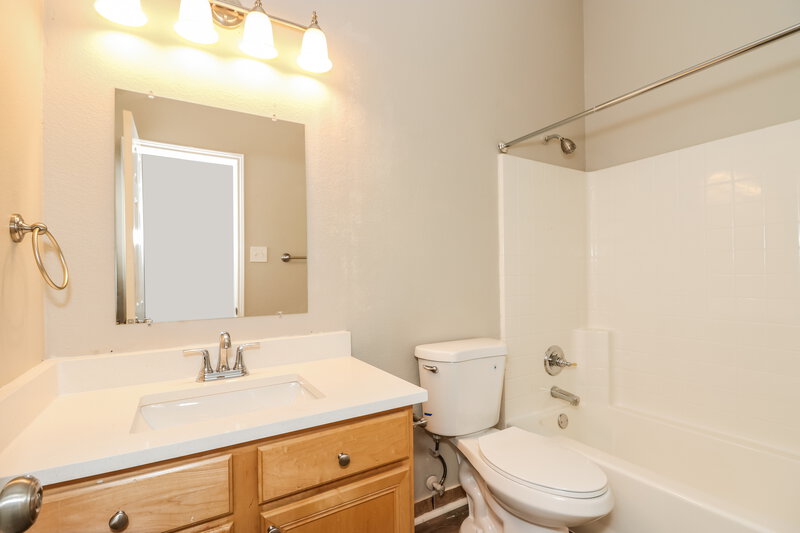 0/Mo, 228 Heritage Dr Crowley, TX 76036 Bathroom View