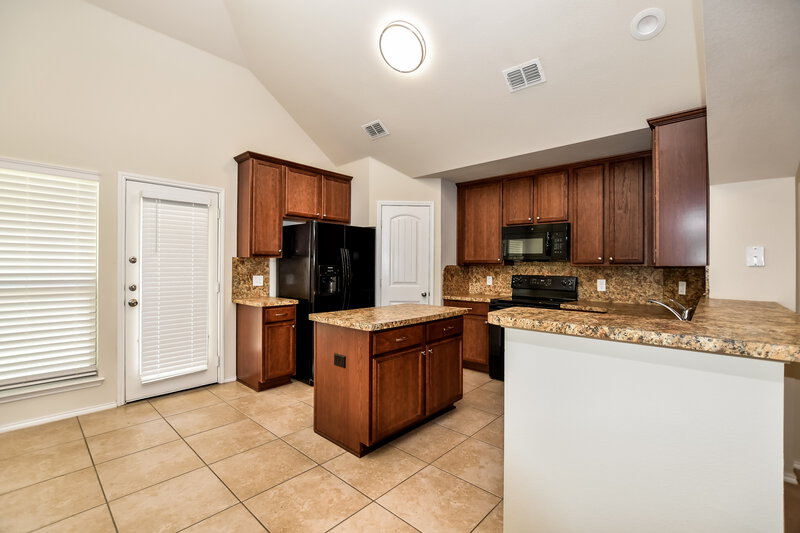 2,575/Mo, 13713 Creek Crossing Dr Dallas, TX 75253 Kitchen View