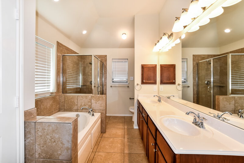 2,575/Mo, 13713 Creek Crossing Dr Dallas, TX 75253 Main Bathroom View