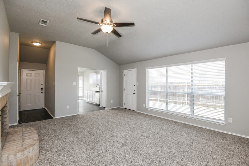 2,130/Mo, 1121 Sandalwood Dr Fort Worth, TX 76140 Living Room View