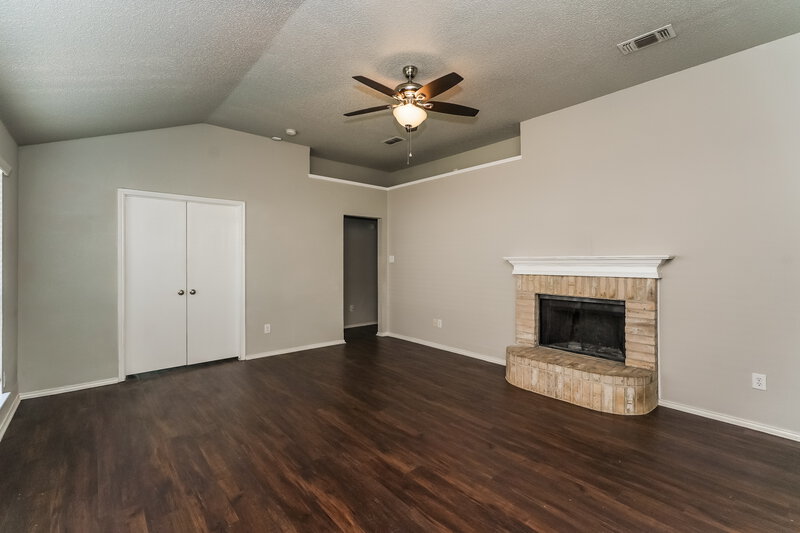 1,800/Mo, 1121 Sandalwood Dr Fort Worth, TX 76140 Living Room View