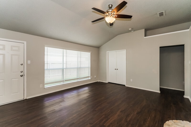 1,800/Mo, 1121 Sandalwood Dr Fort Worth, TX 76140 Living Room View 2