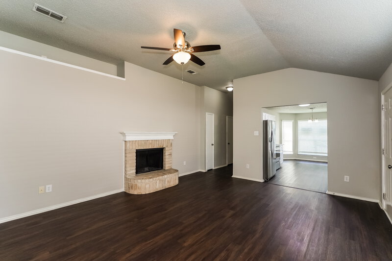 1,800/Mo, 1121 Sandalwood Dr Fort Worth, TX 76140 Living Room View 4