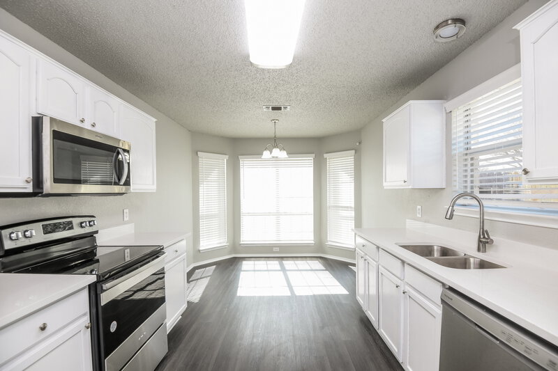 2,130/Mo, 1121 Sandalwood Dr Fort Worth, TX 76140 Kitchen View