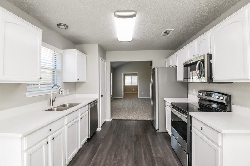 2,130/Mo, 1121 Sandalwood Dr Fort Worth, TX 76140 Kitchen View 2