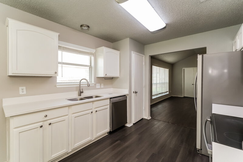 1,800/Mo, 1121 Sandalwood Dr Fort Worth, TX 76140 Kitchen View