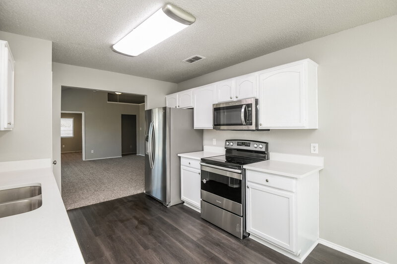 2,130/Mo, 1121 Sandalwood Dr Fort Worth, TX 76140 Kitchen View 3