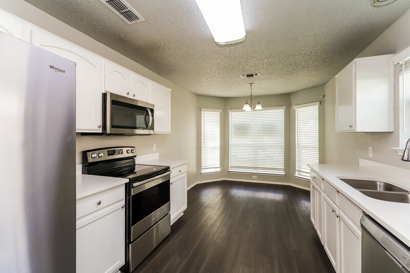 1,800/Mo, 1121 Sandalwood Dr Fort Worth, TX 76140 Kitchen View 2