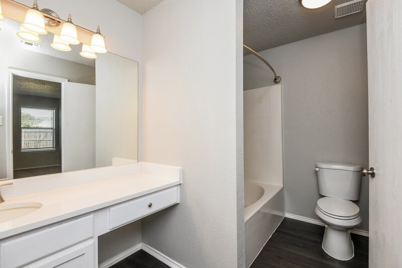 2,130/Mo, 1121 Sandalwood Dr Fort Worth, TX 76140 Main Bathroom View