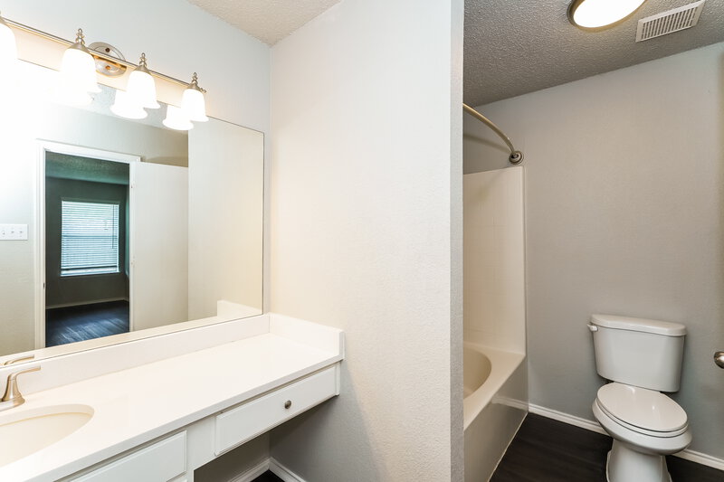 1,800/Mo, 1121 Sandalwood Dr Fort Worth, TX 76140 Main Bathroom View