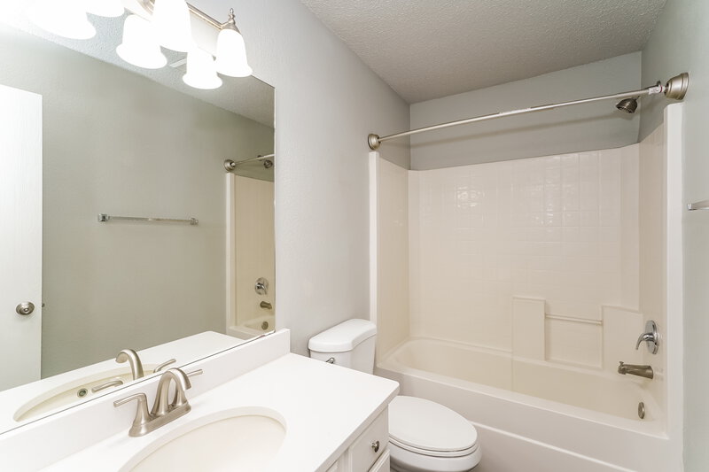 1,800/Mo, 1121 Sandalwood Dr Fort Worth, TX 76140 Bathroom View
