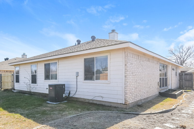 2,130/Mo, 1121 Sandalwood Dr Fort Worth, TX 76140 Rear View