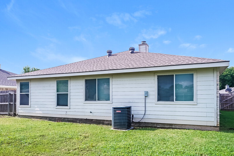 1,800/Mo, 1121 Sandalwood Dr Fort Worth, TX 76140 Rear View
