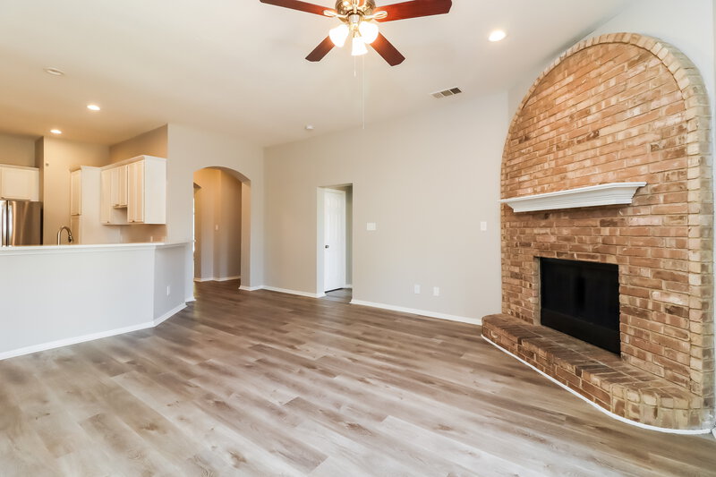 2,505/Mo, 846 Mill Creek Cir Lancaster, TX 75146 Living Room View 2