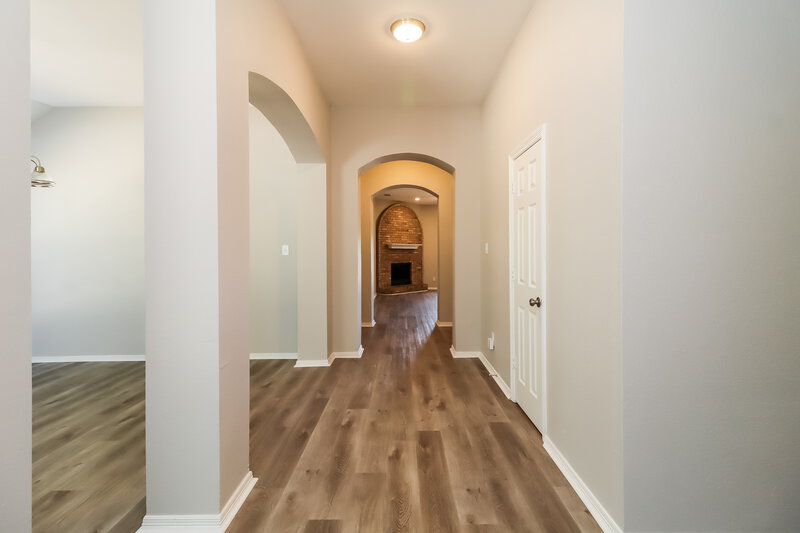 2,505/Mo, 846 Mill Creek Cir Lancaster, TX 75146 Hallway View