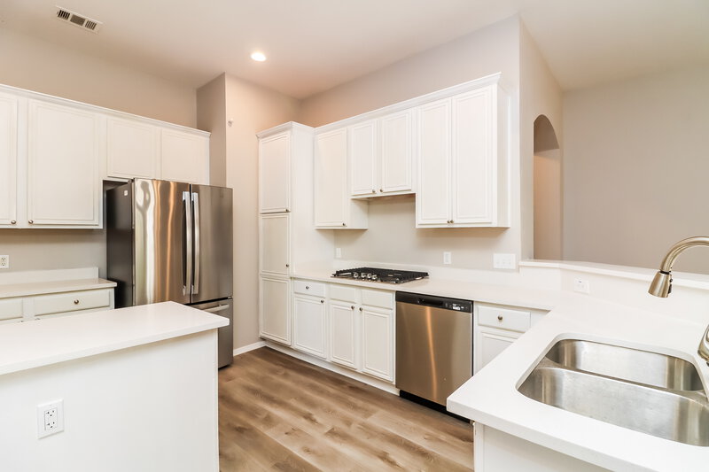 2,505/Mo, 846 Mill Creek Cir Lancaster, TX 75146 Kitchen View 2