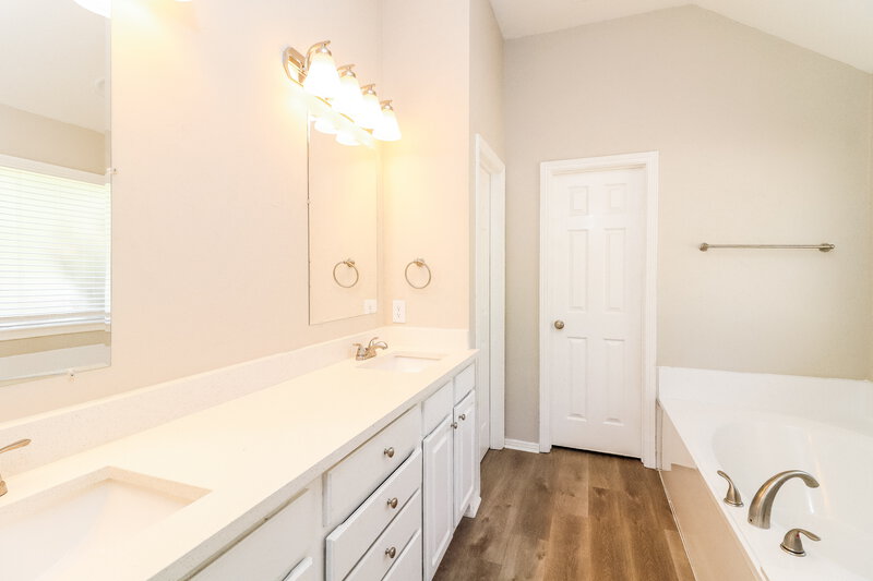2,505/Mo, 846 Mill Creek Cir Lancaster, TX 75146 Main Bathroom View