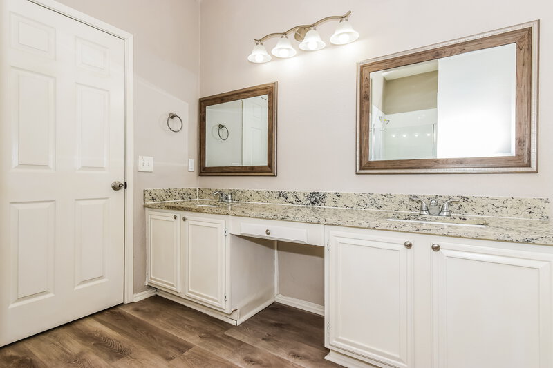 2,655/Mo, 1333 Mill Wood Ln Garland, TX 75040 Main Bathroom View