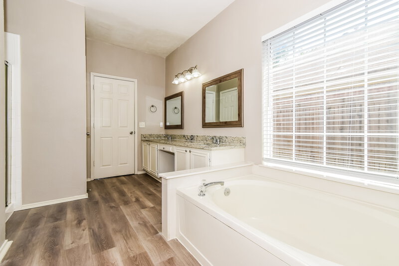 2,655/Mo, 1333 Mill Wood Ln Garland, TX 75040 Main Bathroom View 2