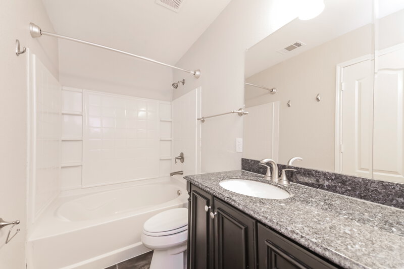 1,980/Mo, 623 Fox Gln Forney, TX 75126 Bathroom View