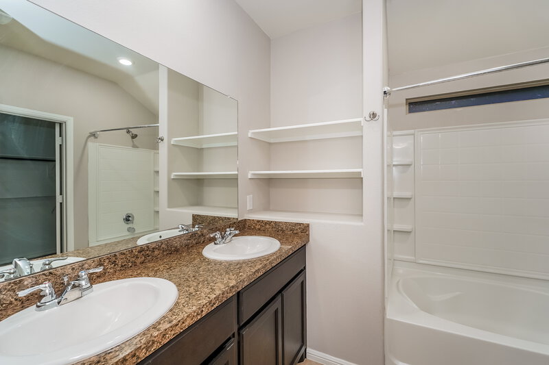 2,160/Mo, 679 Johnson Dr Crowley, TX 76036 Main Bathroom View