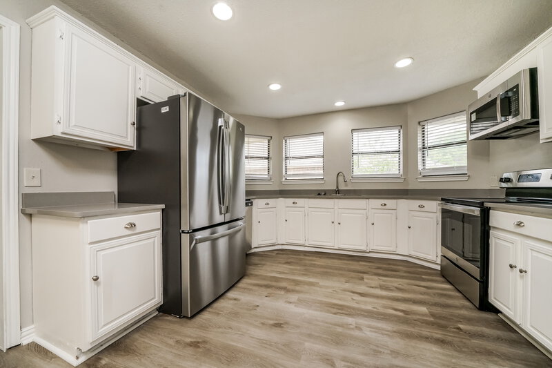 2,710/Mo, 8801 Pine Forest Dr Rowlett, TX 75088 Kitchen View 3