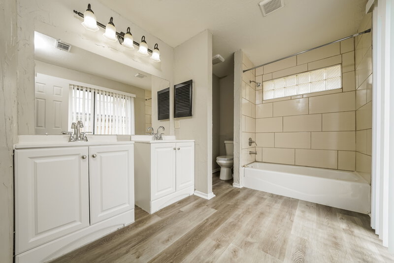 2,710/Mo, 8801 Pine Forest Dr Rowlett, TX 75088 Main Bathroom View
