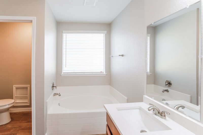 2,105/Mo, 1219 Mallard Crk Aubrey, TX 76227 Bathroom View