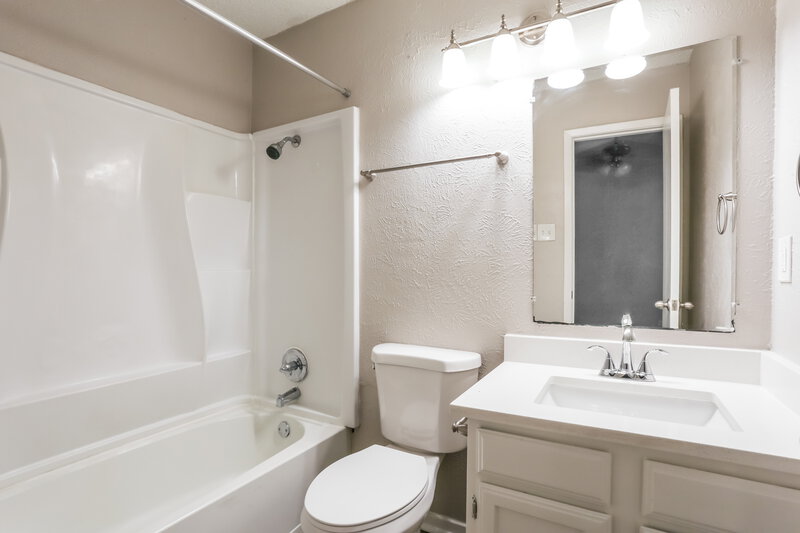 1,815/Mo, 3900 Dogwood Ct Fort Worth, TX 76137 Main Bathroom View