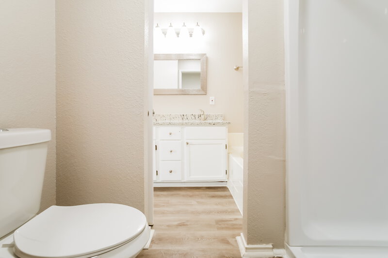 3,800/Mo, 1561 Sunnymeadow Rd Lancaster, TX 75134 Main Bathroom View