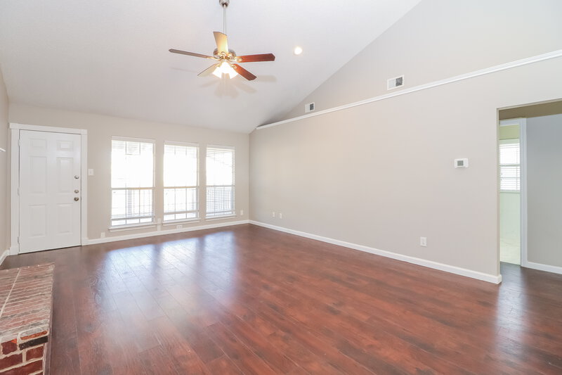 1,935/Mo, 8000 Ashridge Rd Fort Worth, TX 76134 Living Room View