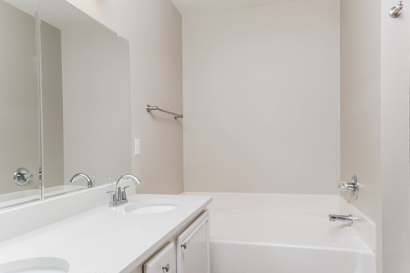 2,080/Mo, 1508 Kelly Ln Royse City, TX 75189 Main Bathroom View 2