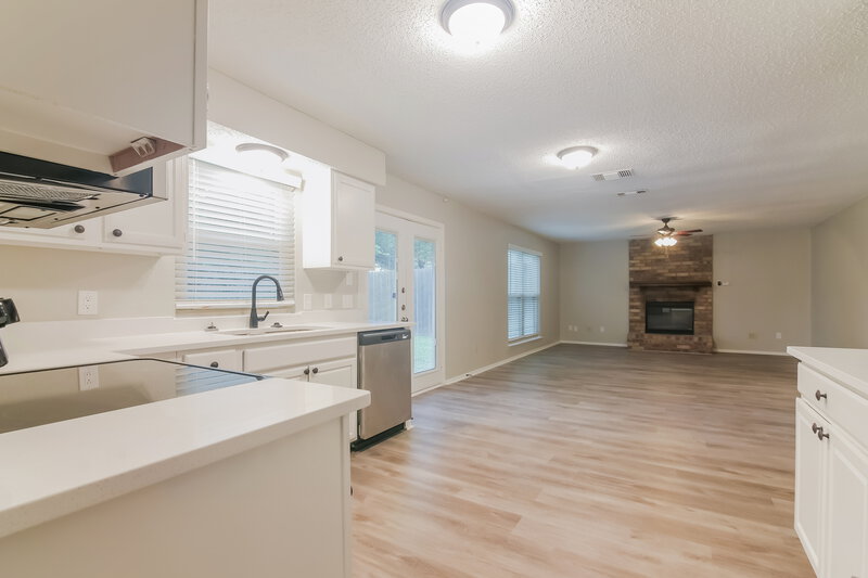 2,755/Mo, 2609 Chatham Ct Grand Prairie, TX 75052 Kitchen View
