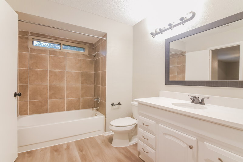 2,755/Mo, 2609 Chatham Ct Grand Prairie, TX 75052 Main Bathroom View