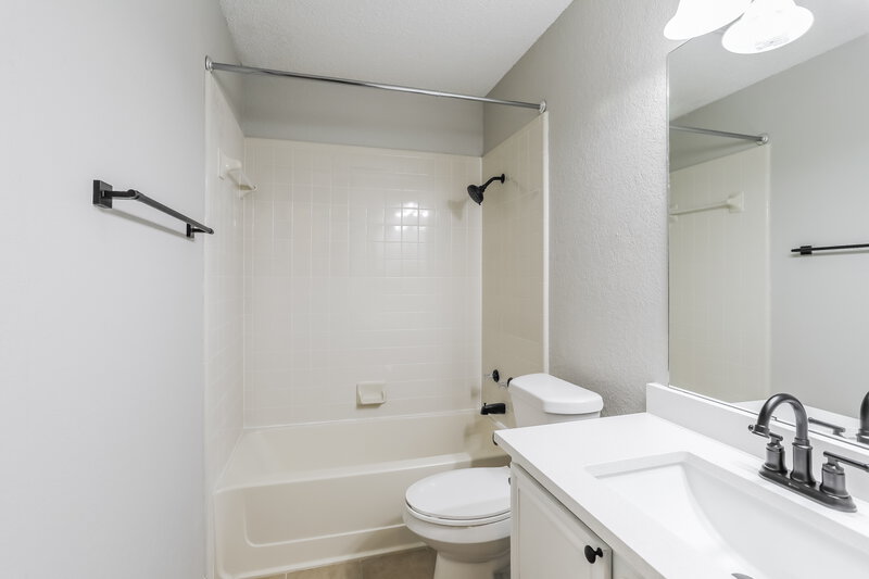 2,300/Mo, 6936 Bentley Ave Fort Worth, TX 76137 Main Bathroom View